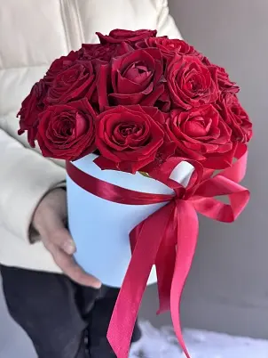 Купить Розы 19шт красные в коробочке лм арт. 13886 в Москве