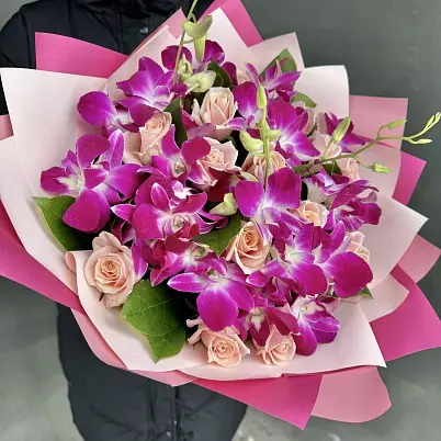 Купить Орхидеи дендробиумы Соня и розовая роза (20+15) арт. 13634 st nhi npo kr ak в Москве