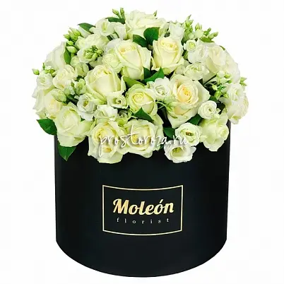 Купить Розы МОНМИРАЙ в шляпной коробке Moleon (S4045) белые в Москве