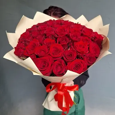 Купить Розы Премиум 51 шт красные высота 50 см в кремовой упаковке букет рн арт. 12135 в Москве