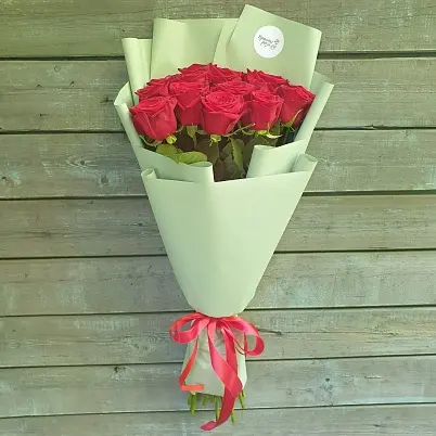 Купить Розы Премиум 15 шт красные высота 50 см в зеленой упаковке - Просто роза ру в Москве