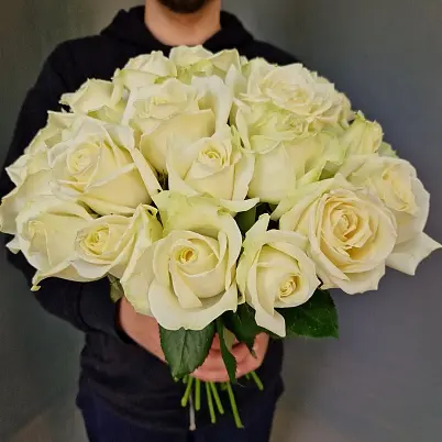 Купить Розы Медиум 25 шт белые Валентина 40 см арт. 12012 в Москве
