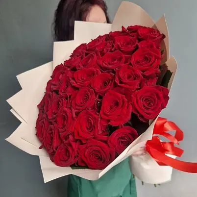 Розы Премиум 35 шт красные высота 50 см в кремовой упаковке арт. 12134