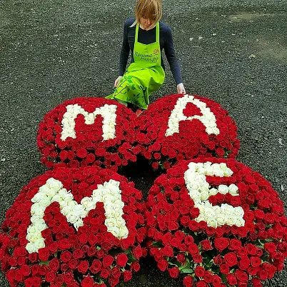Купить 1001 роза в четырех корзинах в Москве