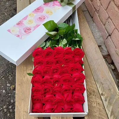 Купить Розы в крафт коробке 35 шт 50 см красные арт.11560 в Москве