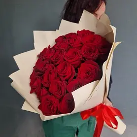 Розы Премиум 25 шт красные высота 50 см в кремовой упаковке букет рн арт. 12133