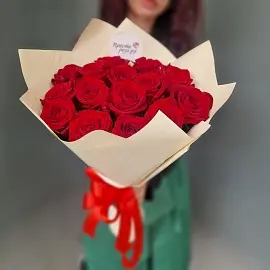 Розы Премиум 15 шт красные высота 50 см в кремовой упаковке букет рн арт. 12132