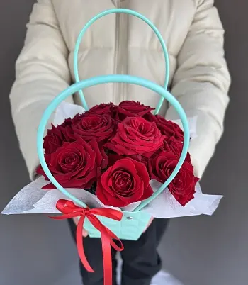 Купить Розы 11шт красные в сумочке лм арт. 13887 в Москве