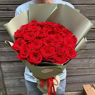 Купить Розы Премиум 25 шт красные высота 50 см в зеленой упаковке - Просто роза ру в Москве