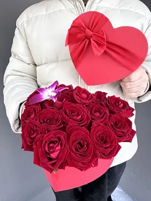 Купить Розы 15 шт красные сердце лм арт. 13889 в Москве
