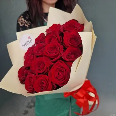 Розы Премиум 15 шт красные высота 50 см в кремовой упаковке арт. 12132