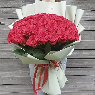 Купить Розы Премиум 51 шт красные высота 50 см в зелёной упаковке - Просто роза ру в Москве