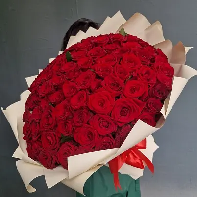 Купить Розы Премиум 101 шт красные высота 50 см в кремовой упаковке арт. 12136 в Москве
