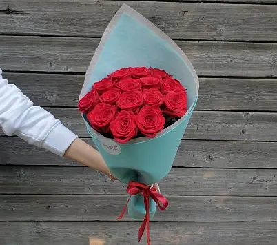 Купить Розы Премиум 15 шт красные высота 50 см в голубой упаковке уголком - Просто роза ру в Москве