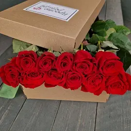 Розы Эквадор 11 шт красные в крафт коробке 50 см арт.12980