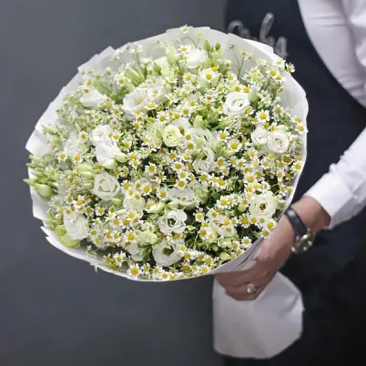 Купить Ромашки 15 шт, с эустомой, в упаковке в Москве