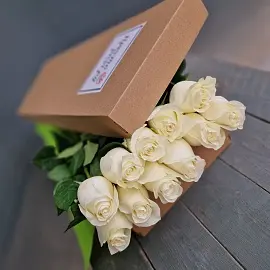 Розы Эквадор 11 шт белые в крафт коробке 50 см арт.12979