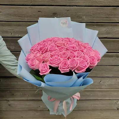 Купить Розы Премиум 51 шт розовые высота 50 см в голубой упаковке - Просто роза ру в Москве