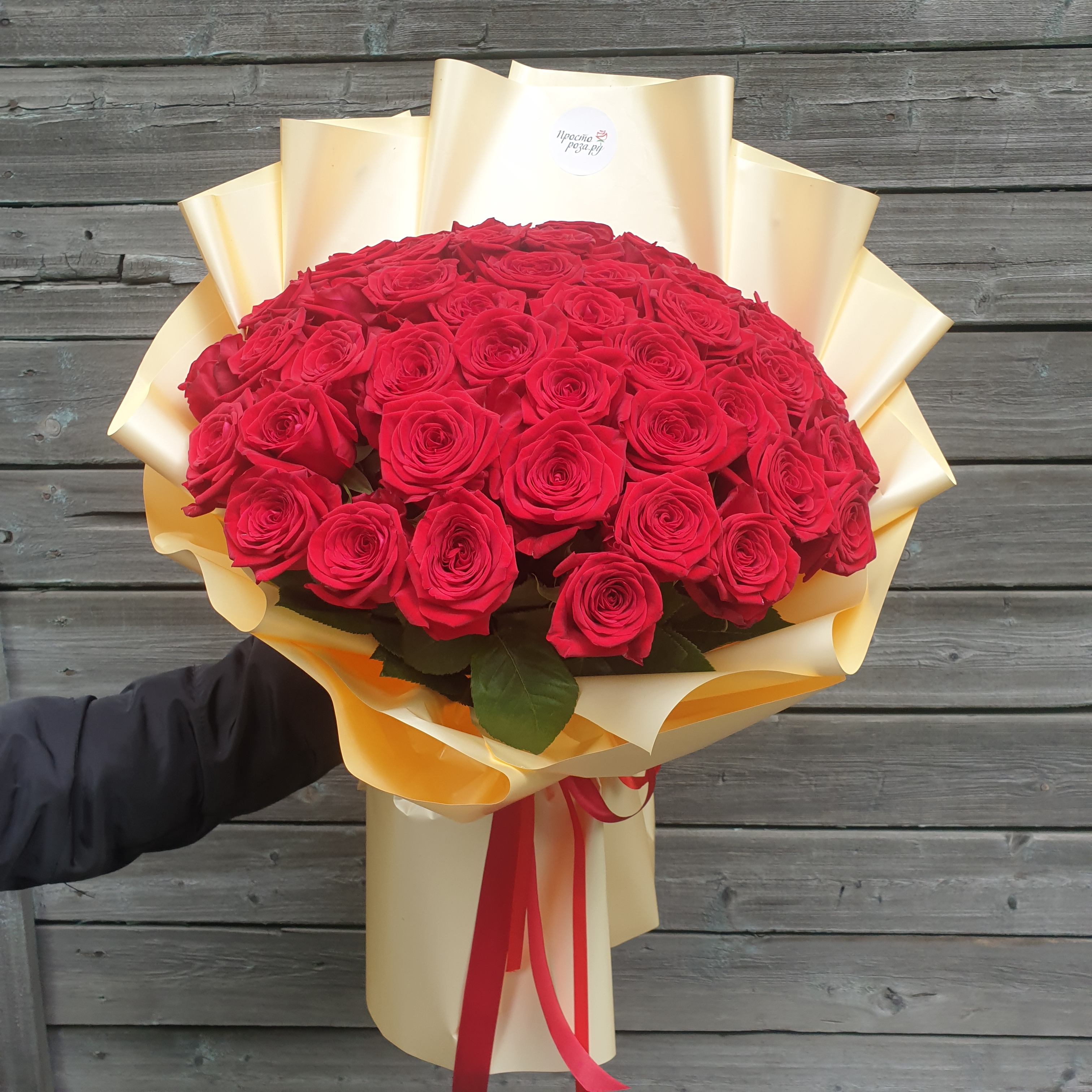 Розы 51 шт красные 50 см в кремовой упаковке