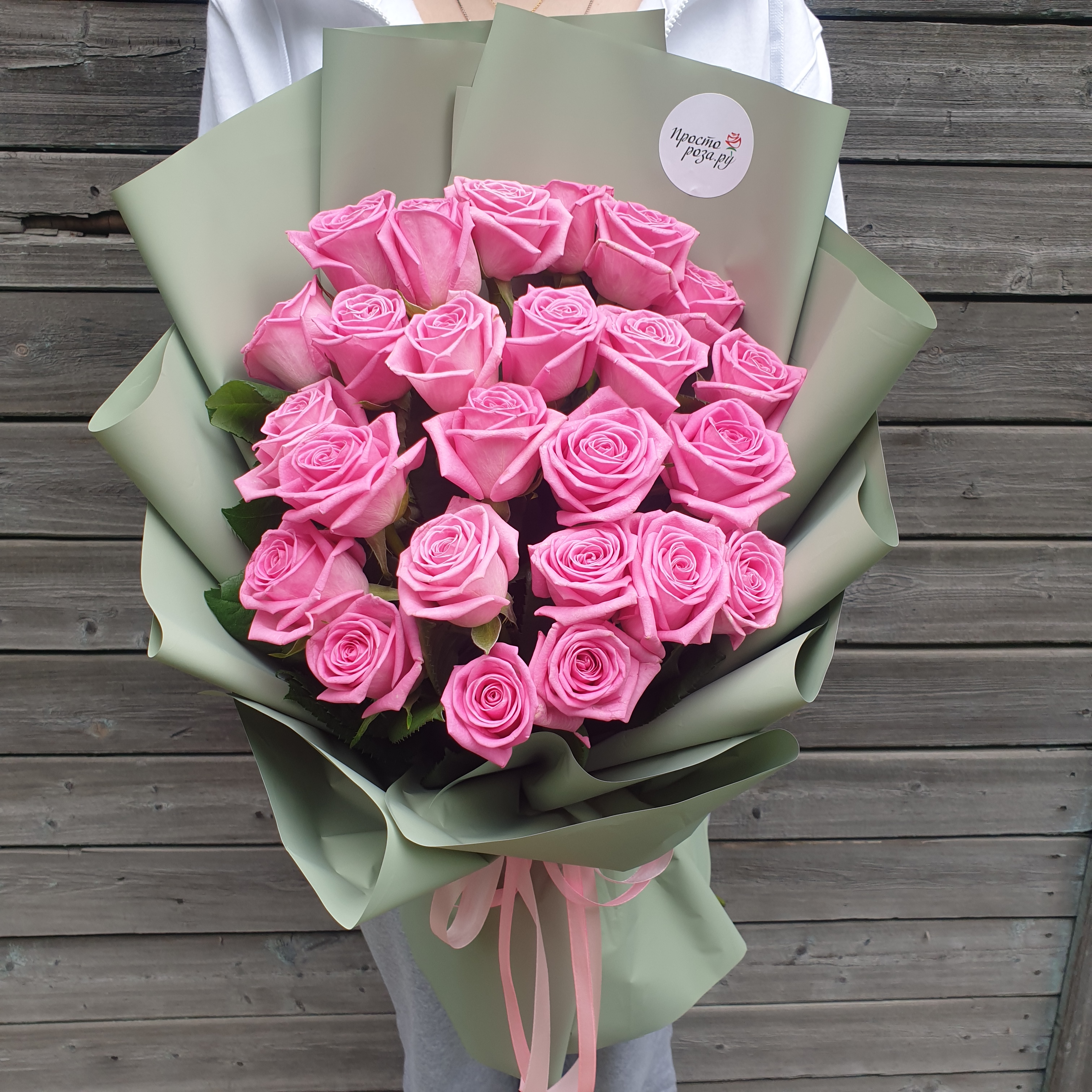 Розы 25 шт розовые 50 см в зелёной упаковке