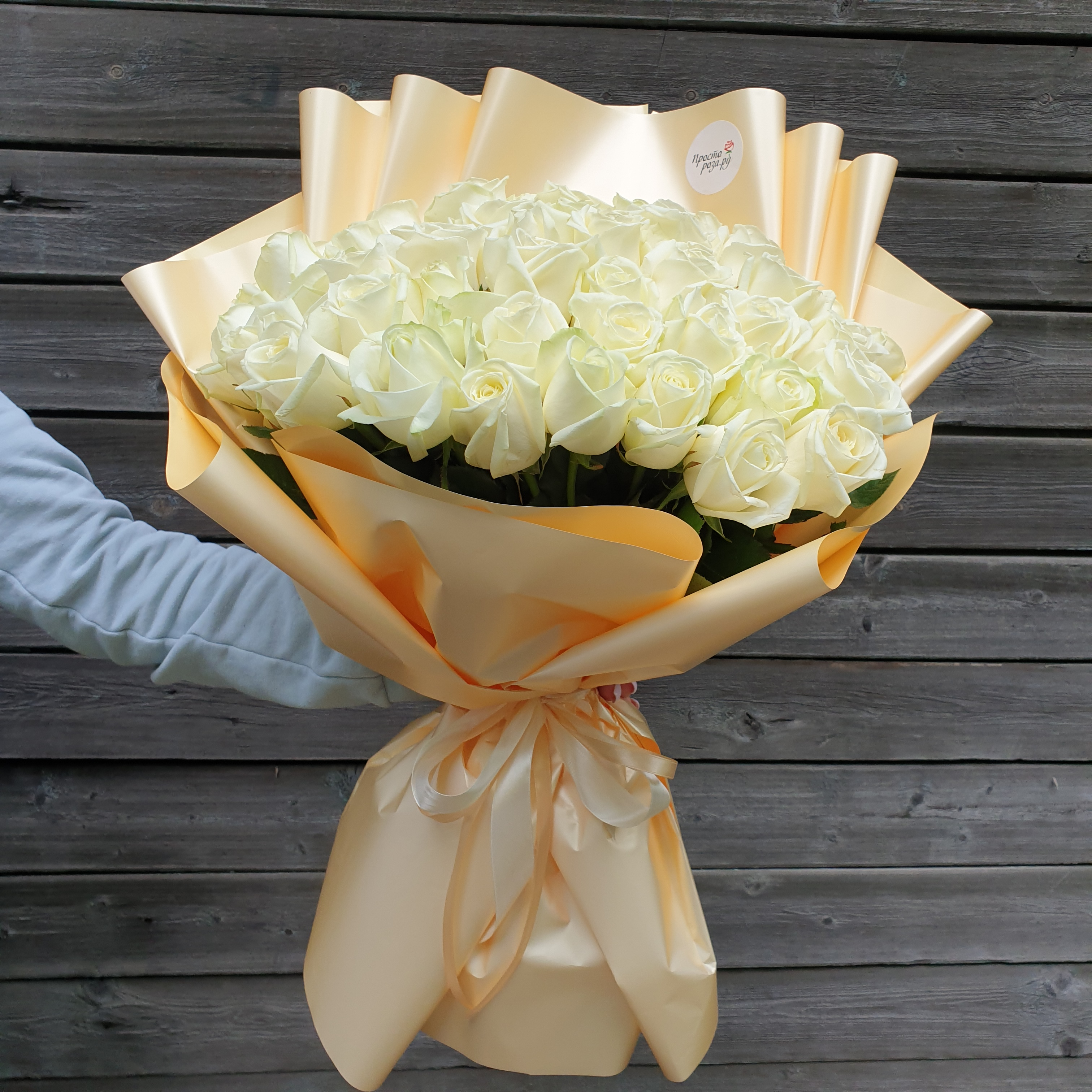 Розы 51 шт белые 50 см в золотой упаковке