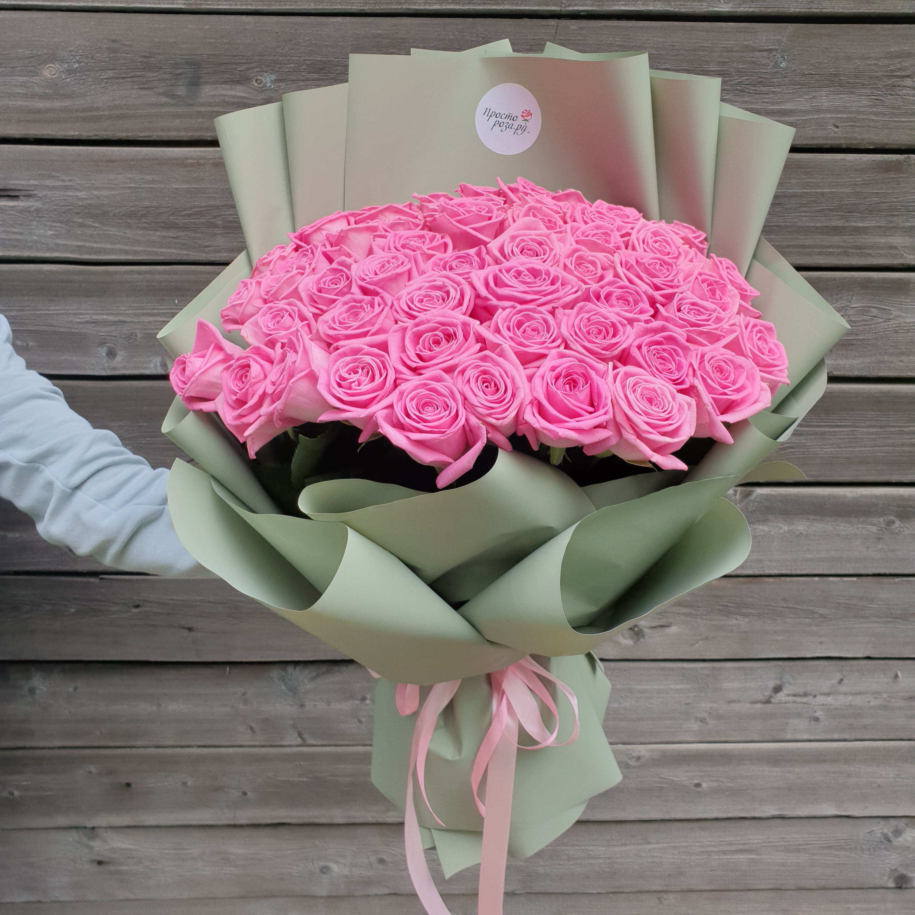 Розы 51 шт розовые 50 см в зелёной упаковке