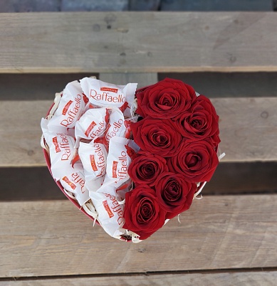 Коробочка сердце с розами и рафаэлло RED