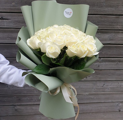 Купить Розы 25 шт белые 50 см в зелёной упаковке - Просто роза ру в Москве