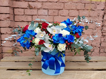 Орхидеи и синие розы в шляпной коробке
