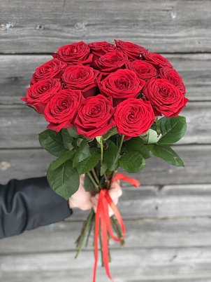 Розы 15 шт 50 см красные с лентой