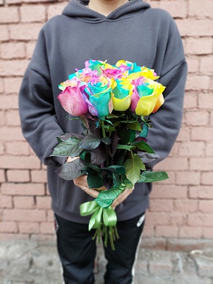 Купить Радужные розы 9 шт в Москве