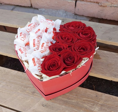 Коробочка сердце с розами и рафаэлло RED