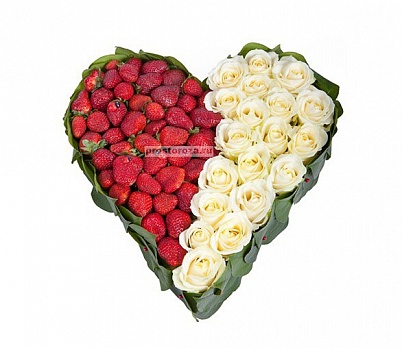 Купить Сердце из 19 белых роз и клубники (B1280) в Москве
