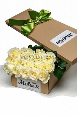 Купить Розы в крафт коробке 15 шт 50 см белые в Москве