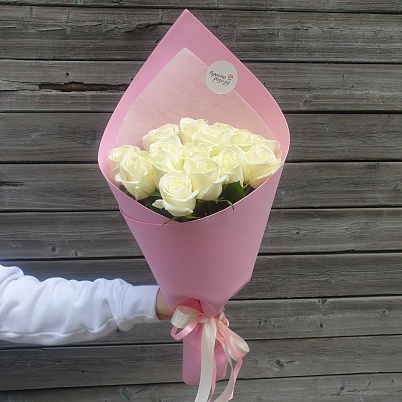 Розы 15 шт белые 50 см в розовой упаковке уголком - Просто роза ру