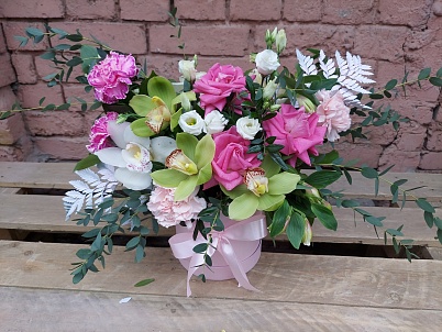 Купить Коробочка с орхидеями и розовыми розами в Москве