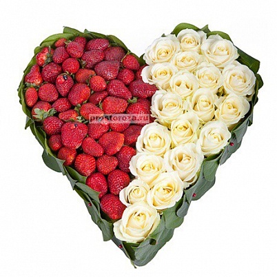 Сердце из 19 белых роз и клубники (B1280)