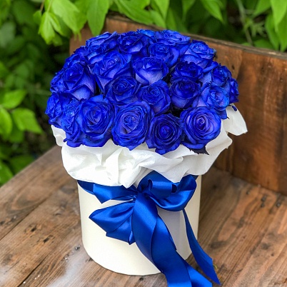 Синие розы 35 шт в шляпной коробке