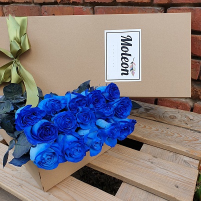 Купить Синие розы 15 шт 50см в крафт коробке в Москве