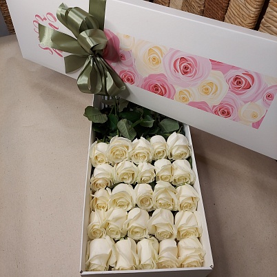 Розы в крафт коробке 25 шт 50 см белые