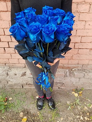 Купить 15 синих роз с лентой в Москве