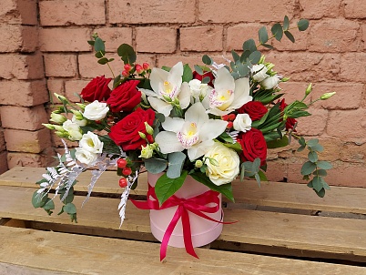 Орхидеи и красные розы в шляпной коробке