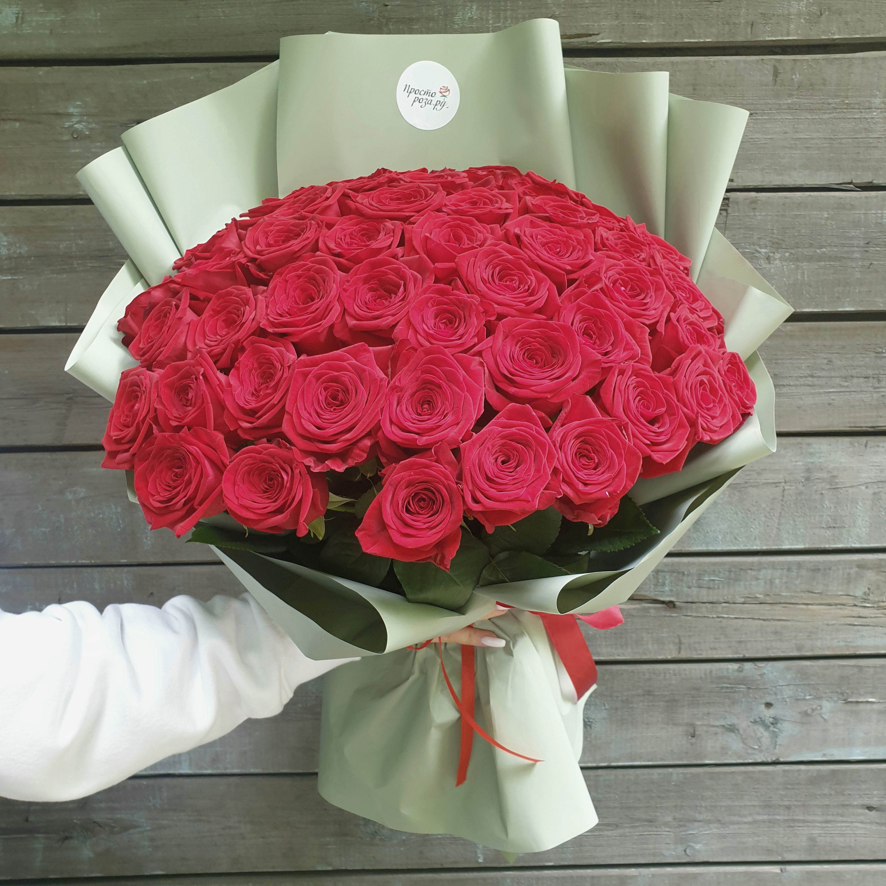 Розы 51 шт красные 50 см в зелёной упаковке