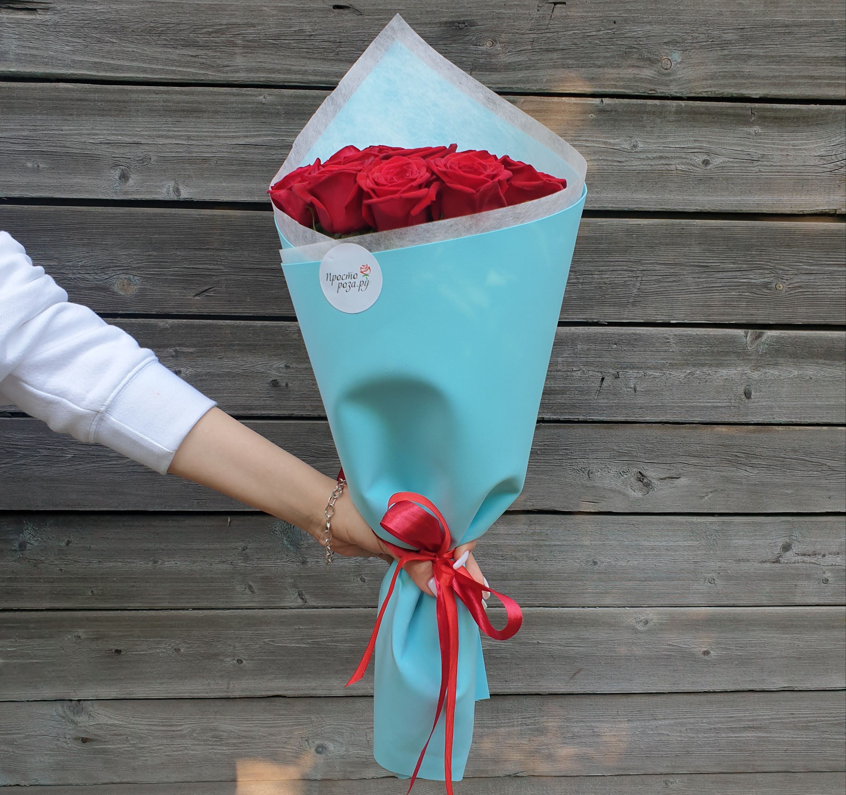 Розы Премиум 15 шт красные 50 см в голубой упаковке уголком