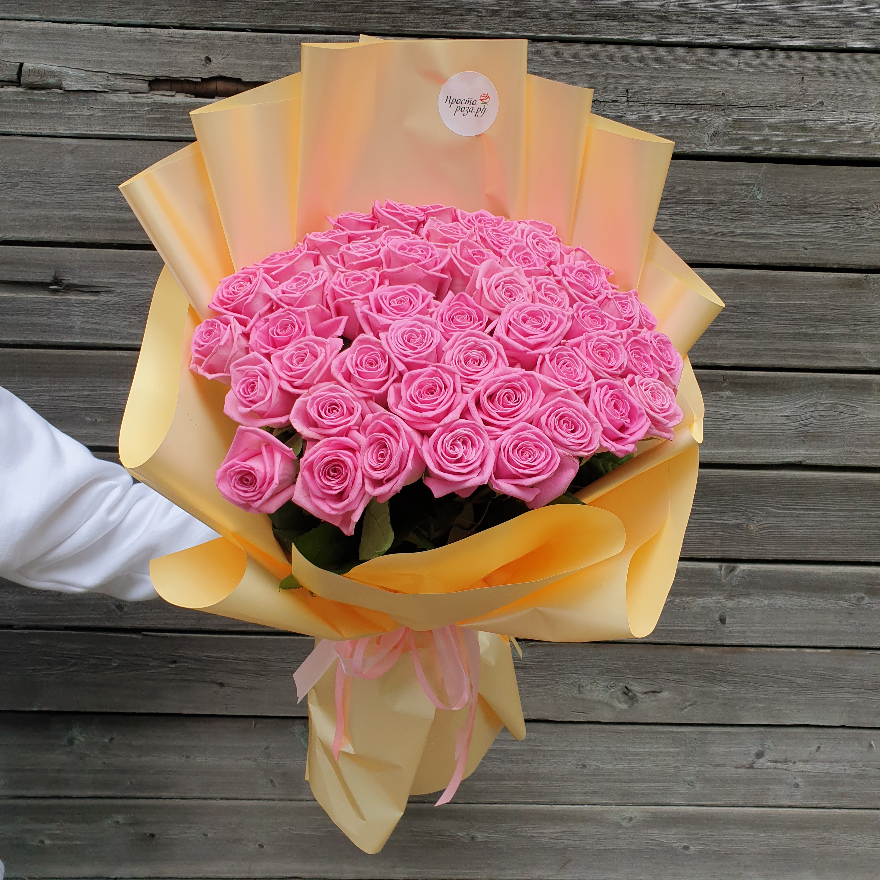 Розы 51 шт розовые 50 см в кремовой упаковке
