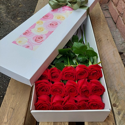 Розы Премиум 15 шт красные в крафт коробке 50 см арт.6643